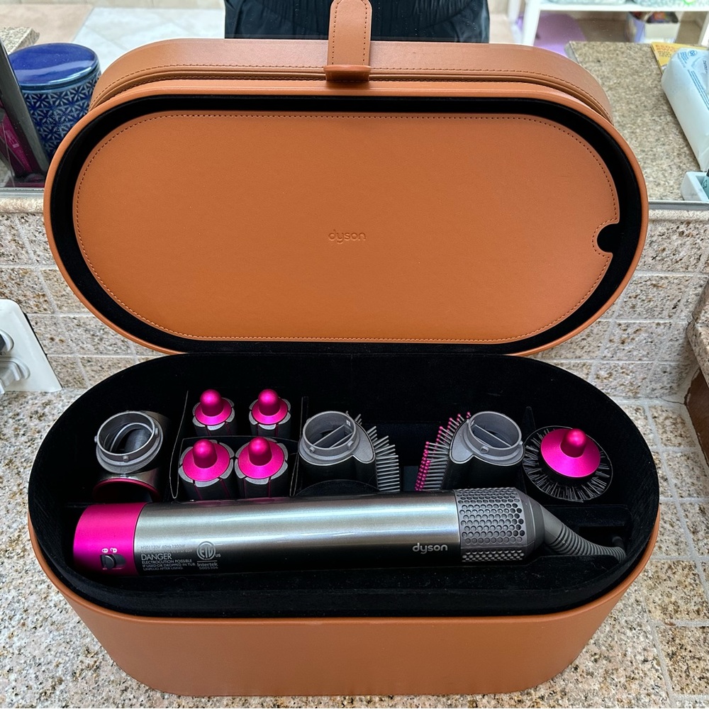 Dyson airwrap complete (barely used)